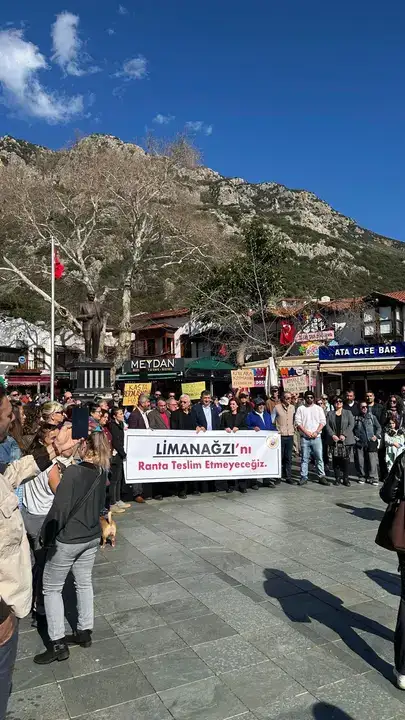 kas-halki-limanagzinda-izinsiz-yapilasmaya-karsi-ayaga-kalkti-ranta-teslim-etmeyecegiz