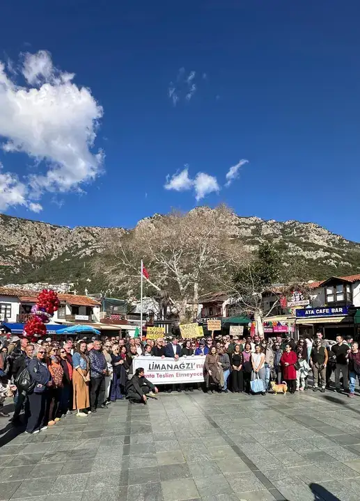 kas-halki-limanagzinda-izinsiz-yapilasmaya-karsi-ayaga-kalkti-ranta-teslim-etmeyecegiz