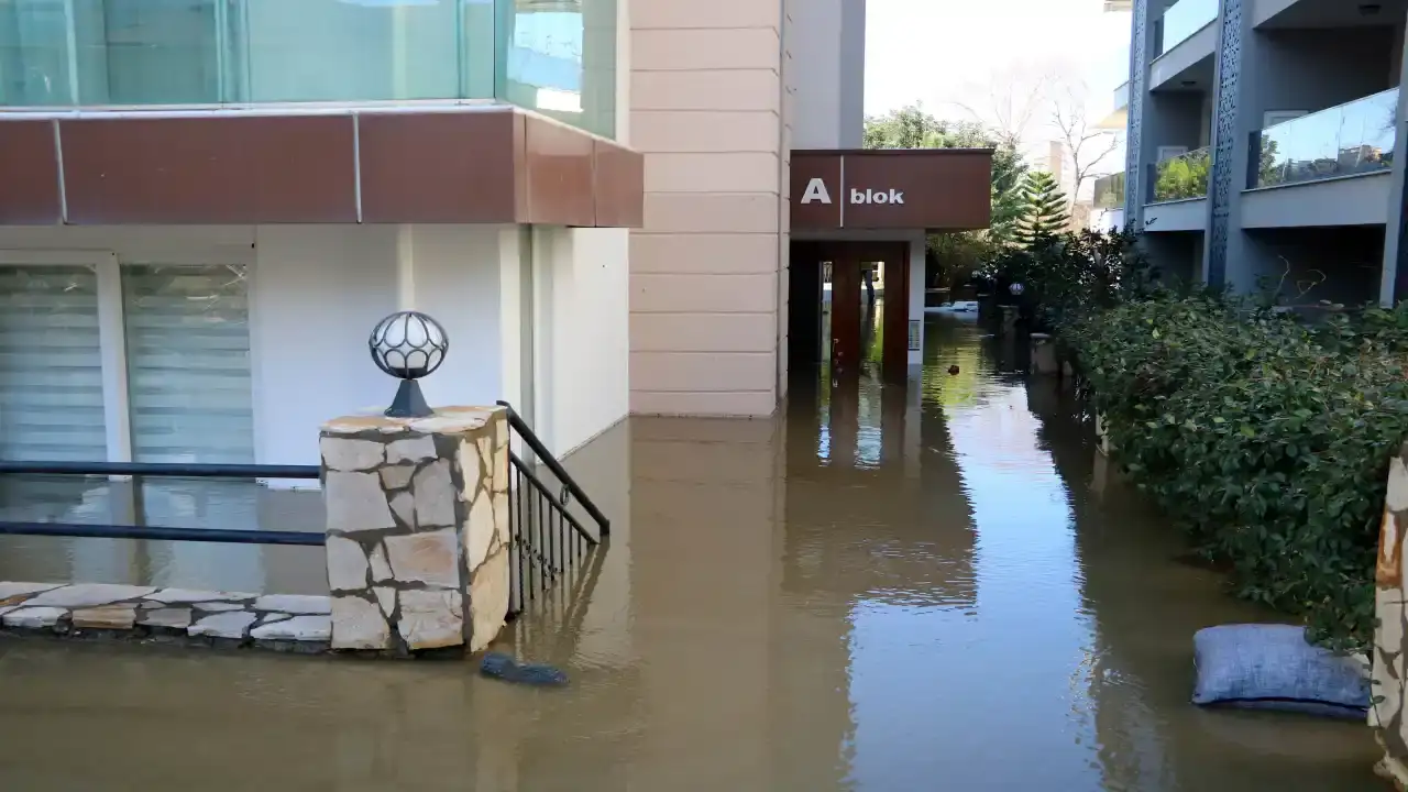 kasta-esen-cayi-tasti-tarim-arazileri-sular-altinda-kaldi