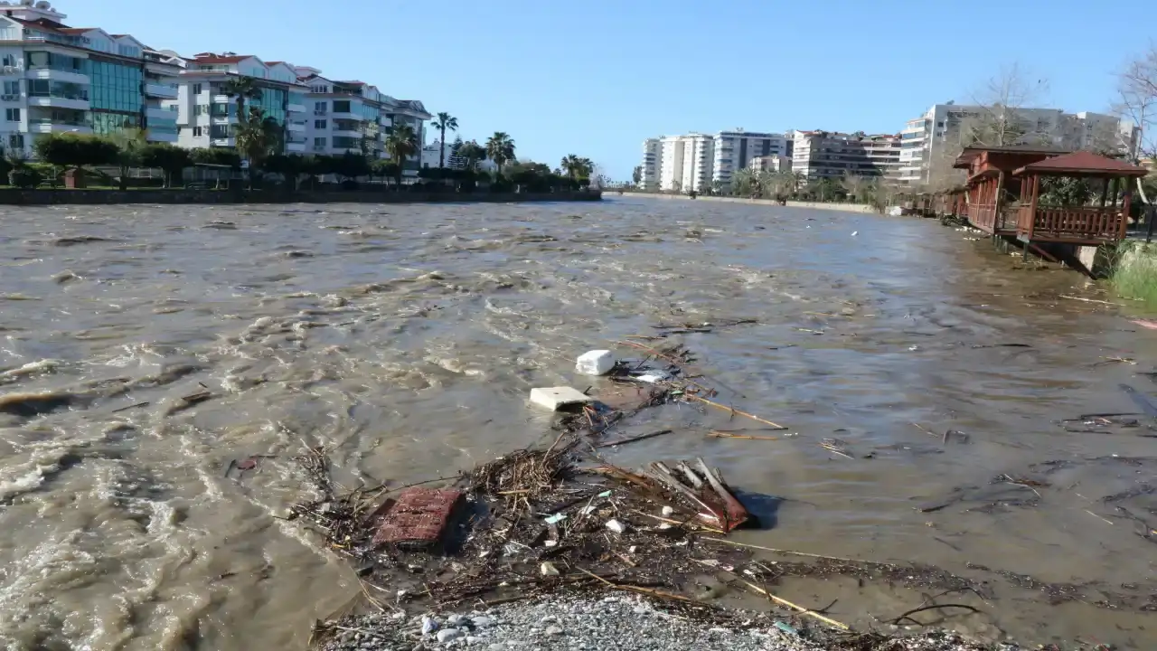 kasta-esen-cayi-tasti-tarim-arazileri-sular-altinda-kaldi