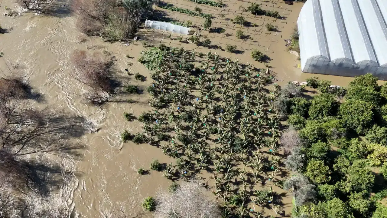 kasta-esen-cayi-tasti-tarim-arazileri-sular-altinda-kaldi