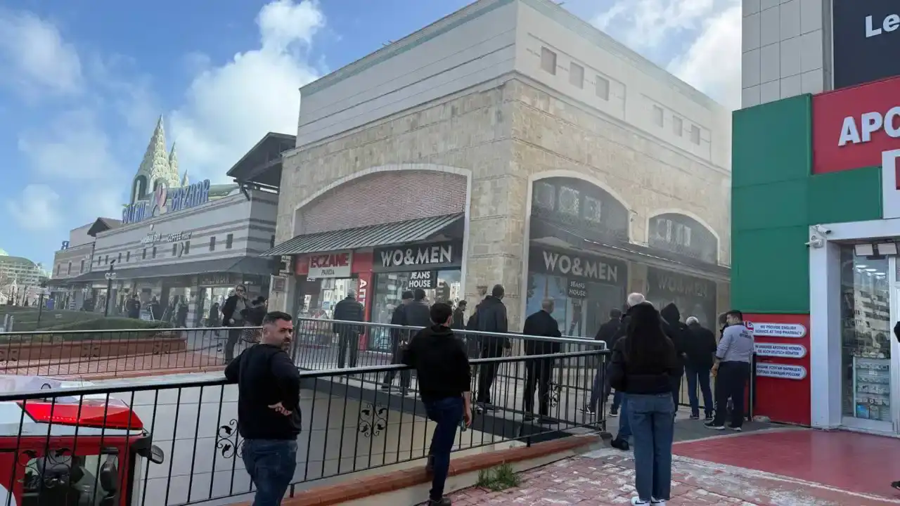 aksuda-korkutan-yangin-avmyi-alevler-sardi