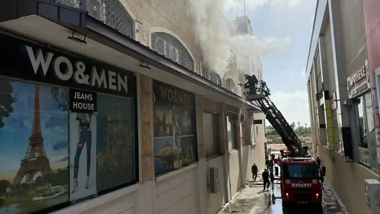 aksuda-korkutan-yangin-avmyi-alevler-sardi