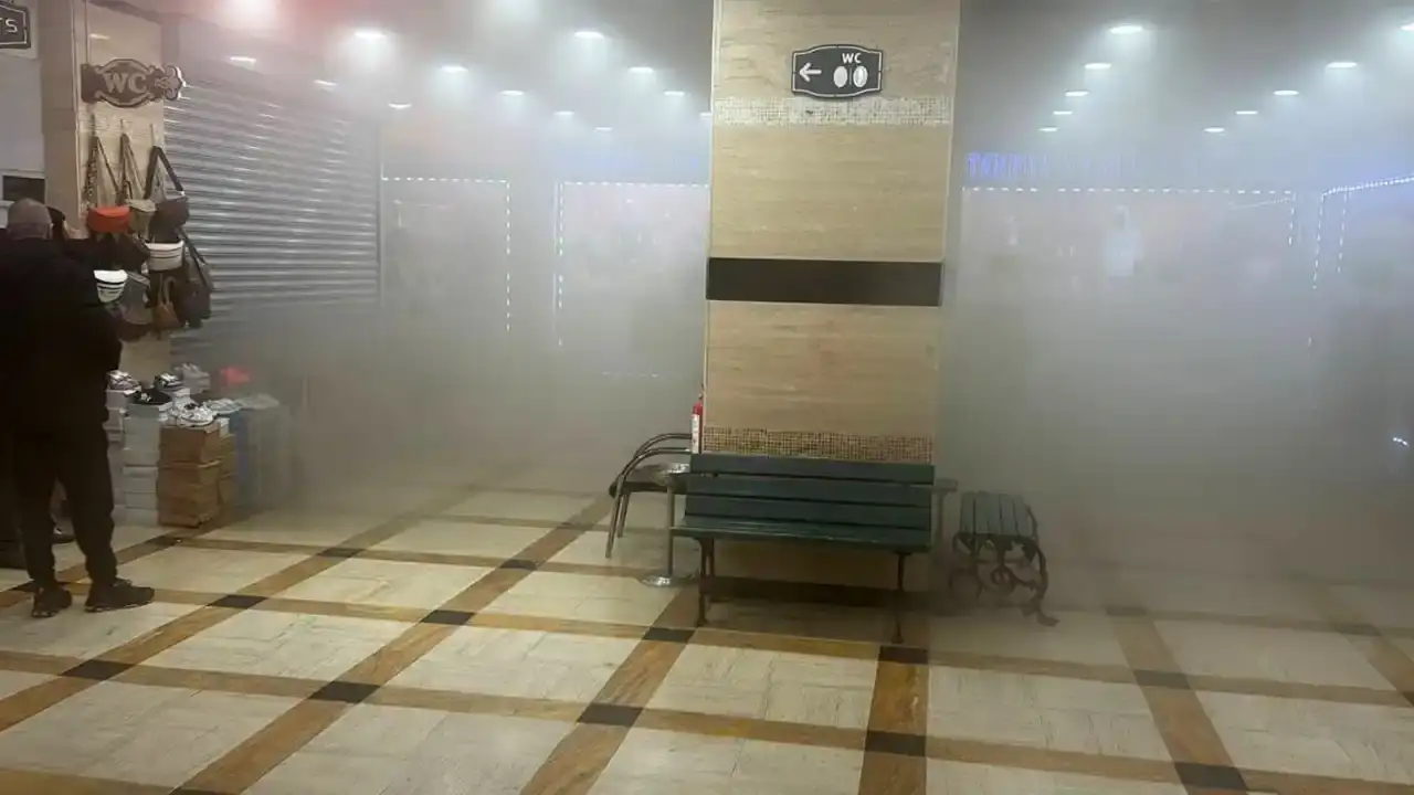 aksuda-korkutan-yangin-avmyi-alevler-sardi