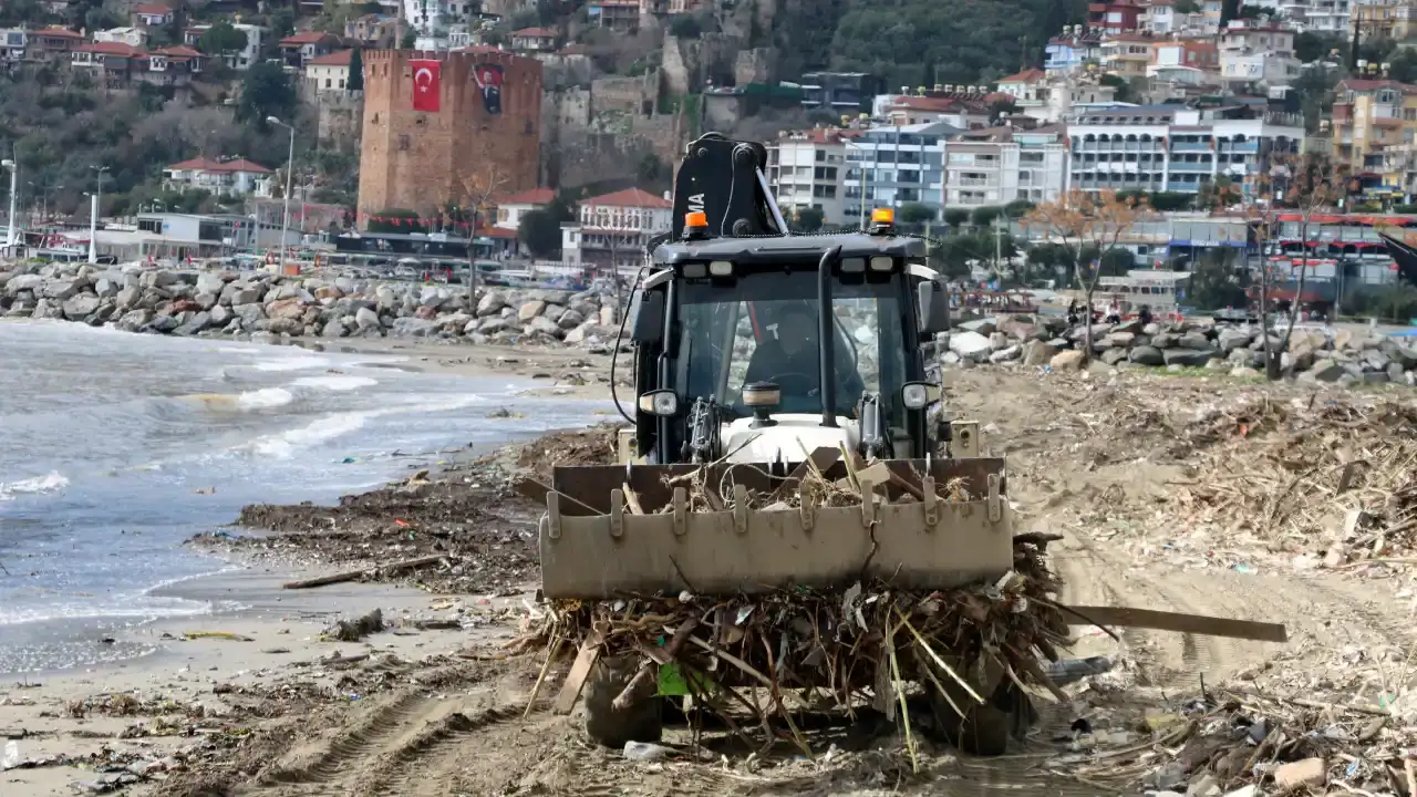alanya-sahili-copluge-dondu-deniz-tum-kirini-sahile-doktu