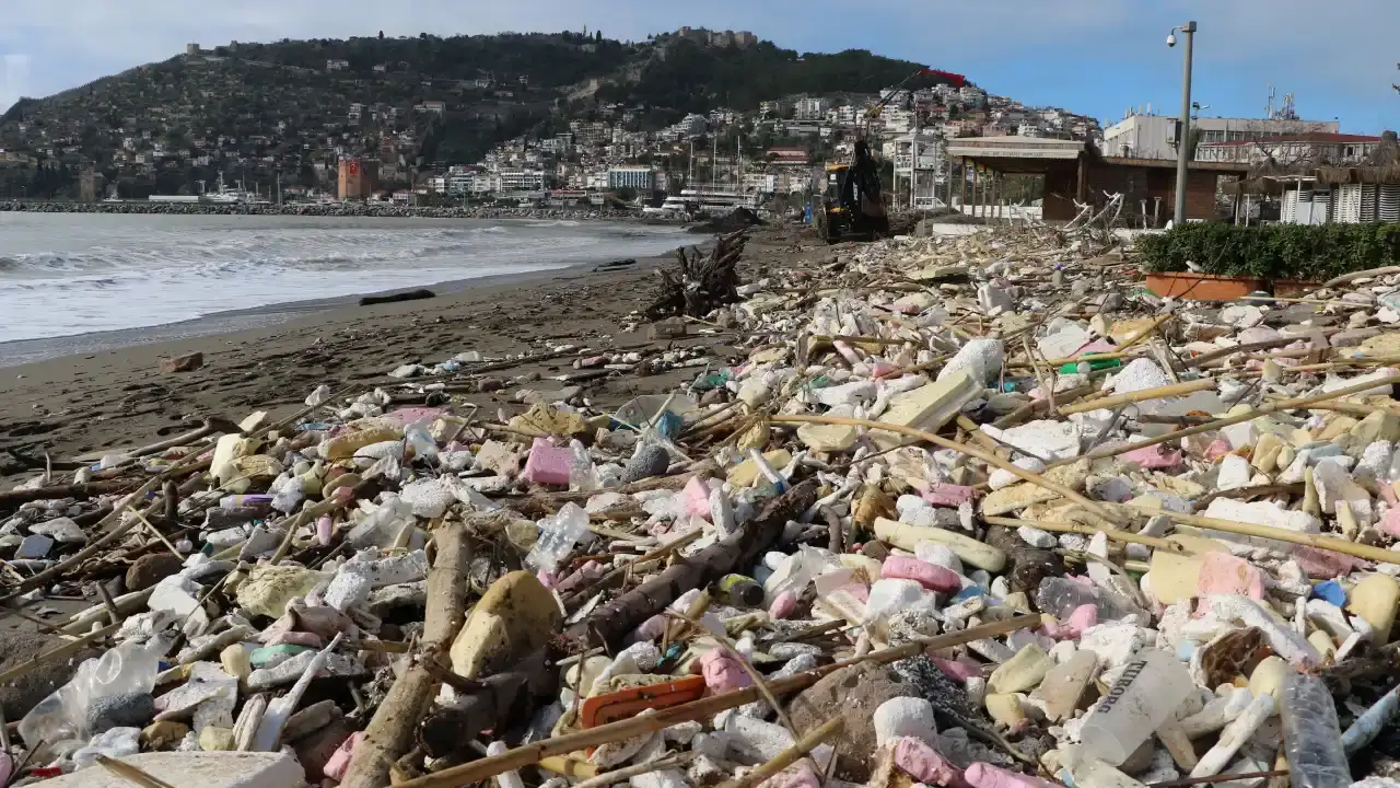 alanya-sahili-copluge-dondu-deniz-tum-kirini-sahile-doktu