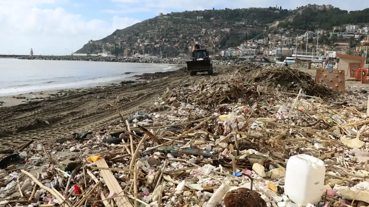 alanya-sahili-copluge-dondu-deniz-tum-kirini-sahile-doktu