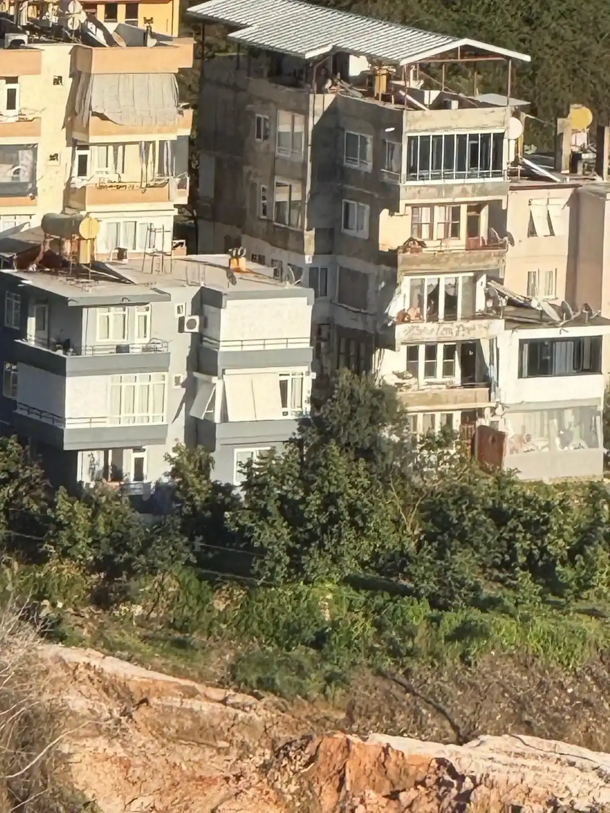 alanyada-afet-ustune-afet-2-mahallede-korkutan-toprak-kaymasi