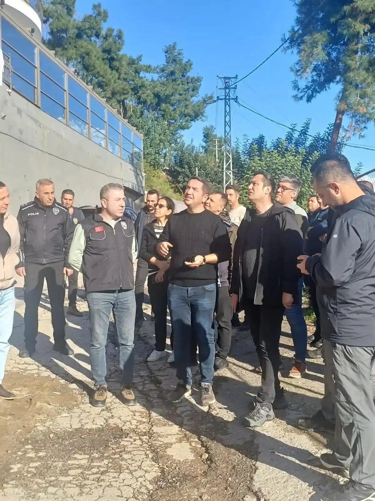 alanyada-afet-ustune-afet-2-mahallede-korkutan-toprak-kaymasi