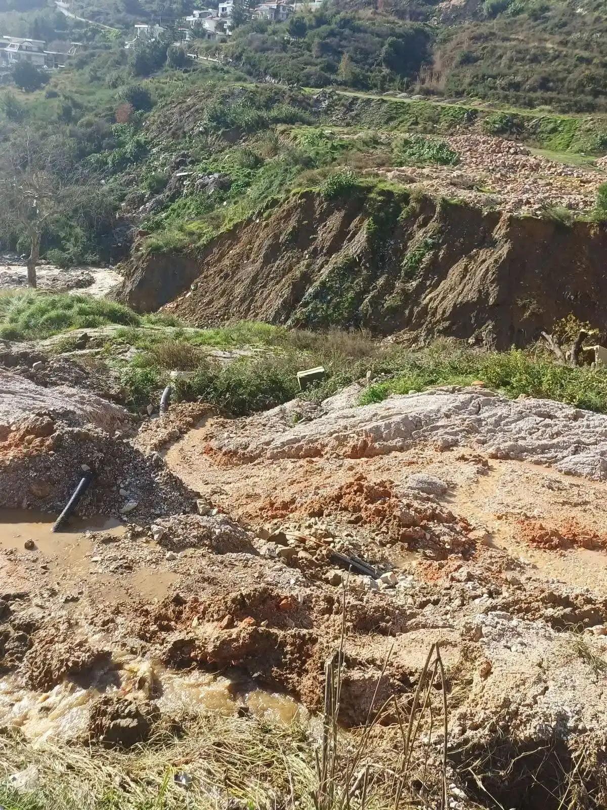 alanyada-afet-ustune-afet-2-mahallede-korkutan-toprak-kaymasi