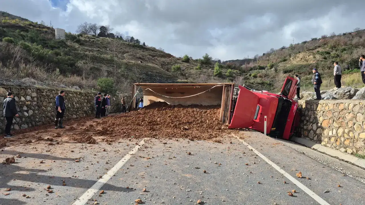 alanyada-kum-kamyonu-2-otomobille-carpisti-1-olu-3-yarali