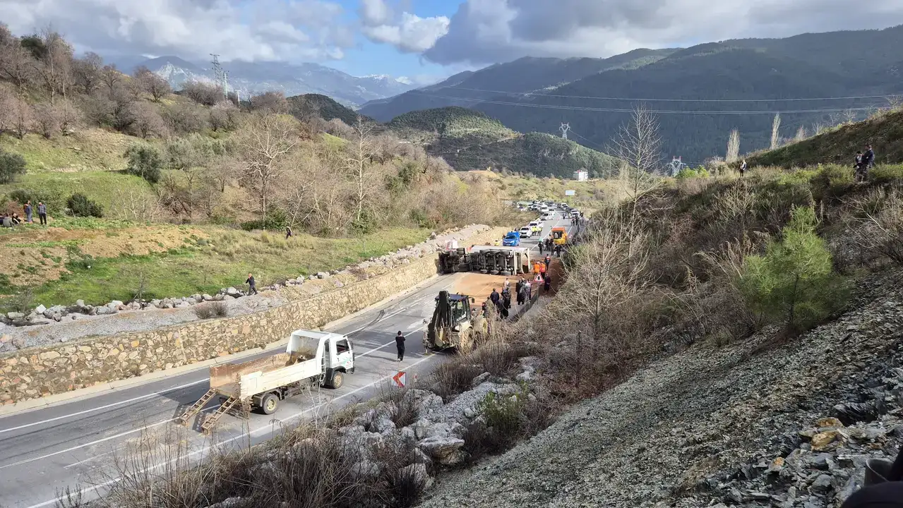 alanyada-kum-kamyonu-2-otomobille-carpisti-1-olu-3-yarali