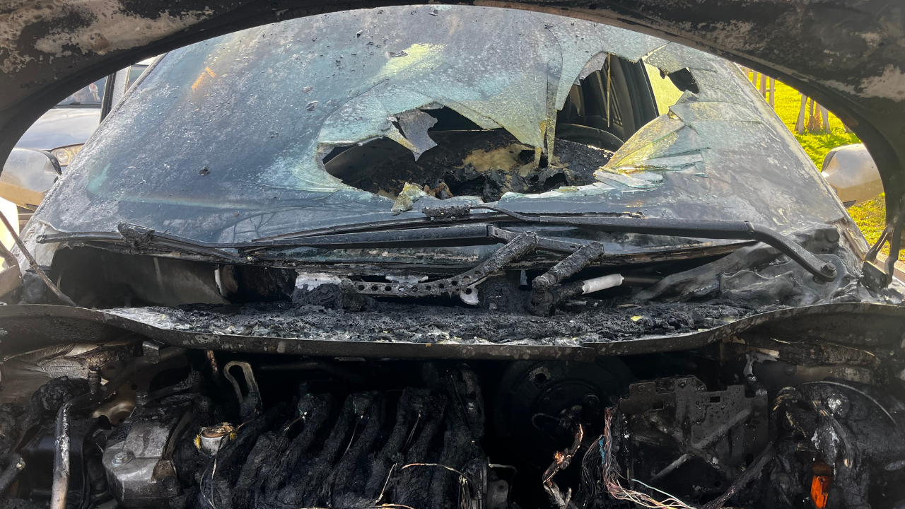 antalya-dumlupinar-bulvarinda-panik-surucunun-yangin-tupu-yetersiz-kaldi