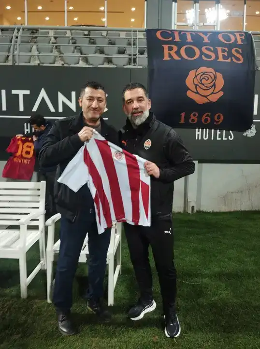 arda-turan-ve-shakhtar-donetsklilerden-bucakli-miniklere-jest