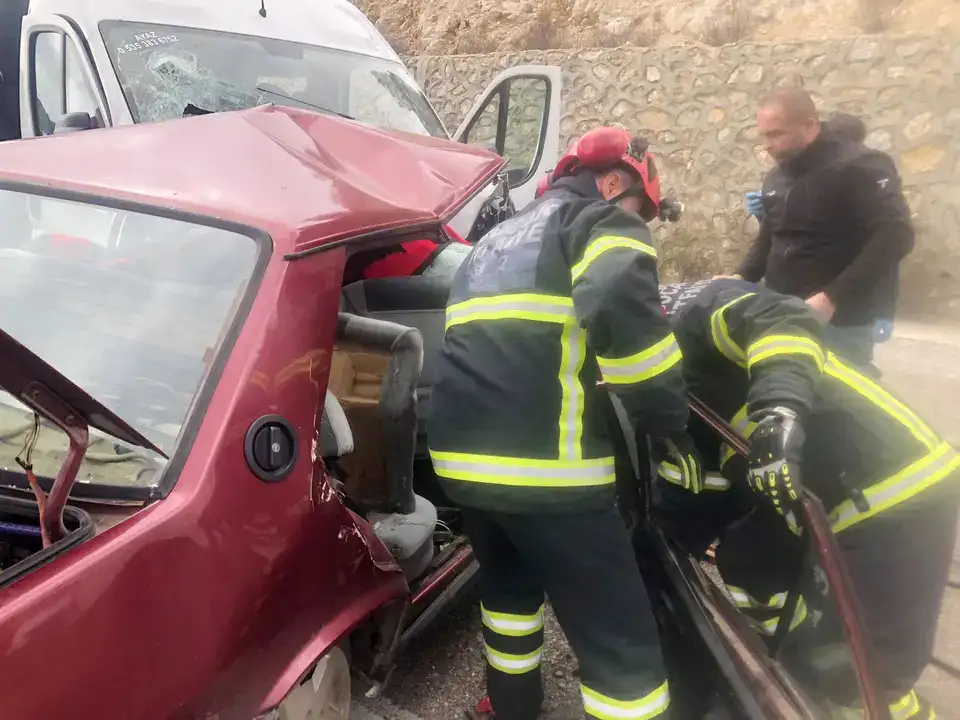 burdurda-feci-kaza-genc-cift-aracta-can-verdi