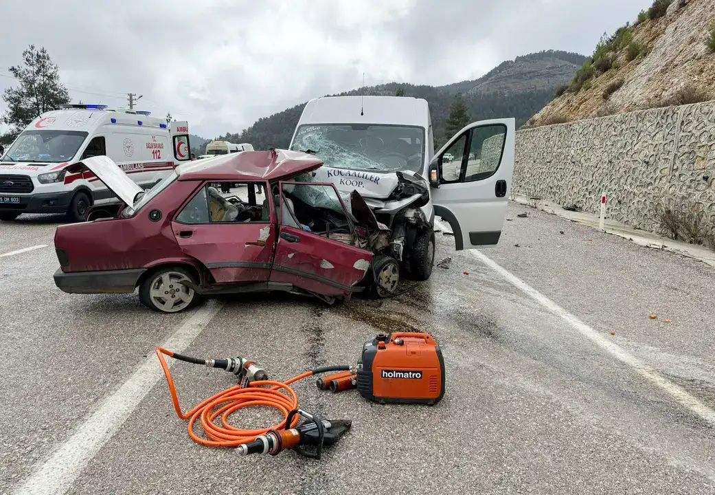 burdurda-feci-kaza-genc-cift-aracta-can-verdi