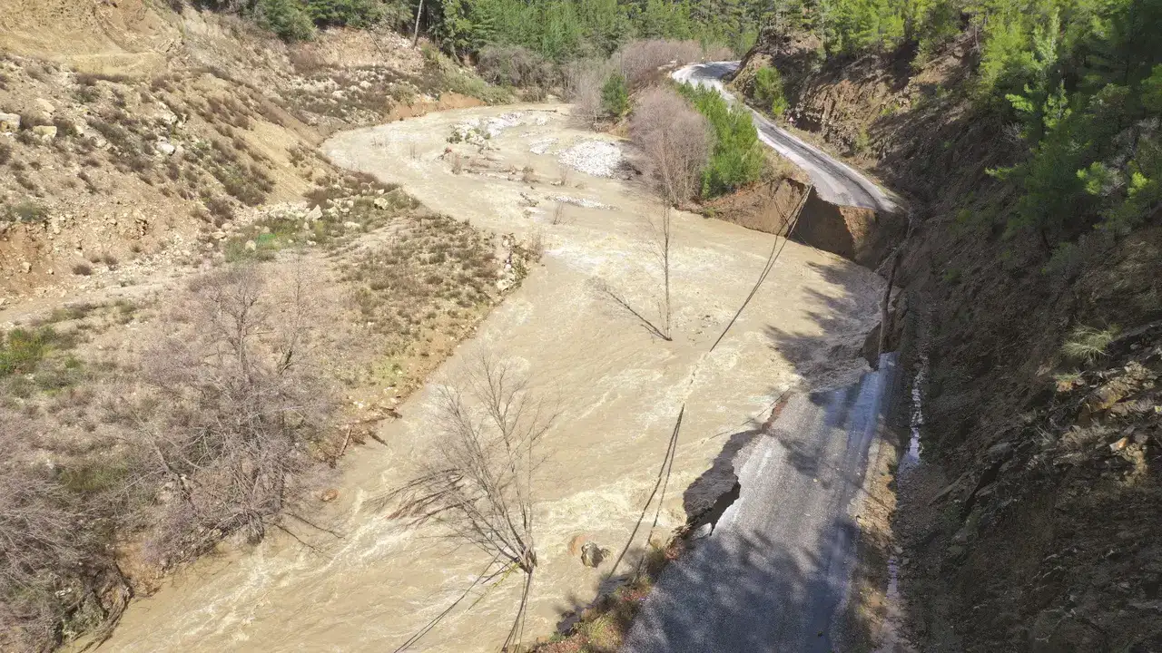 gazipasada-yol-ortadan-kayboldu-heyelanda-sugozu-yolu-ulasima-kapandi