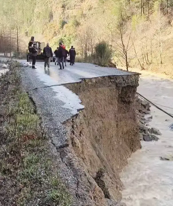 gazipasada-yol-ortadan-kayboldu-heyelanda-sugozu-yolu-ulasima-kapandi