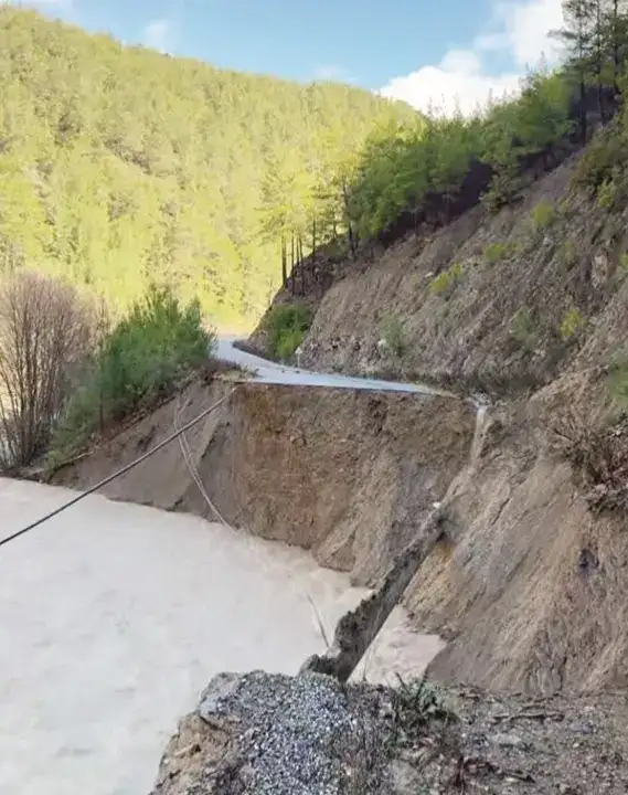 gazipasada-yol-ortadan-kayboldu-heyelanda-sugozu-yolu-ulasima-kapandi