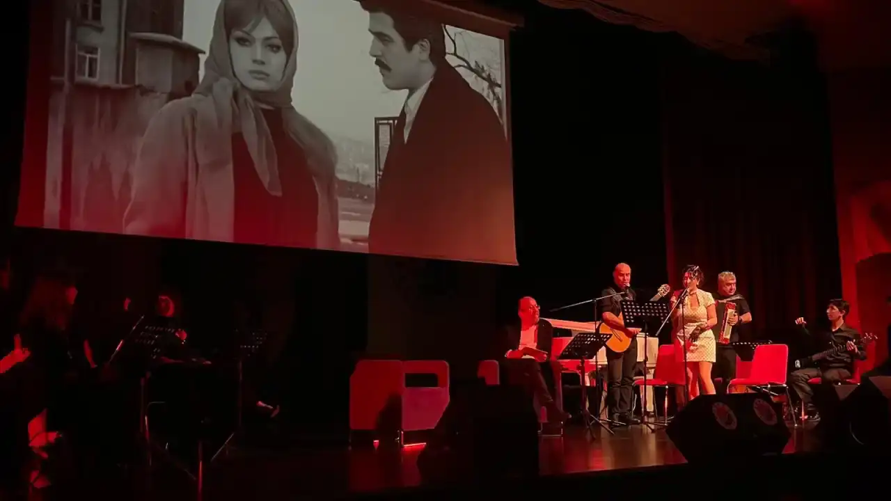 kepezde-14-subat-siir-ve-muzikle-kutlandi