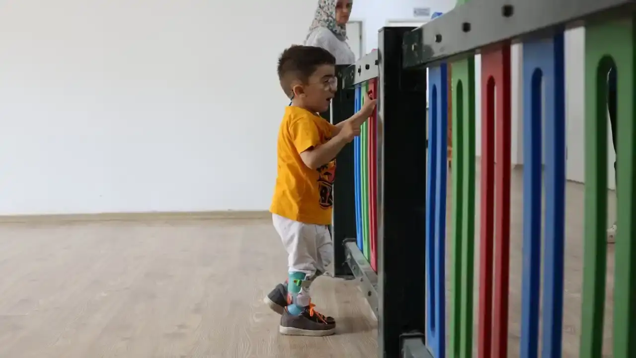 kucuk-eren-2-yillik-yogun-fizik-tedavisinden-sonra-ilk-adimlarini-atti
