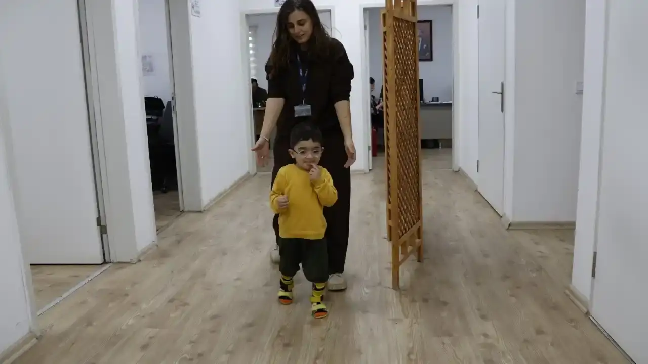 kucuk-eren-2-yillik-yogun-fizik-tedavisinden-sonra-ilk-adimlarini-atti