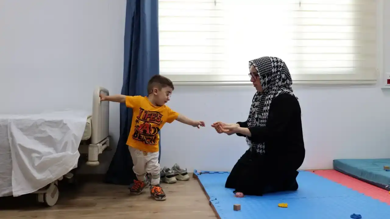 kucuk-eren-2-yillik-yogun-fizik-tedavisinden-sonra-ilk-adimlarini-atti
