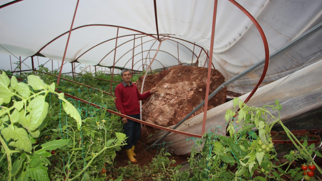 kumlucada-yagisin-faturasi-agir-oldu-ortakoy-ve-saricasuda-heyelan-alarmi