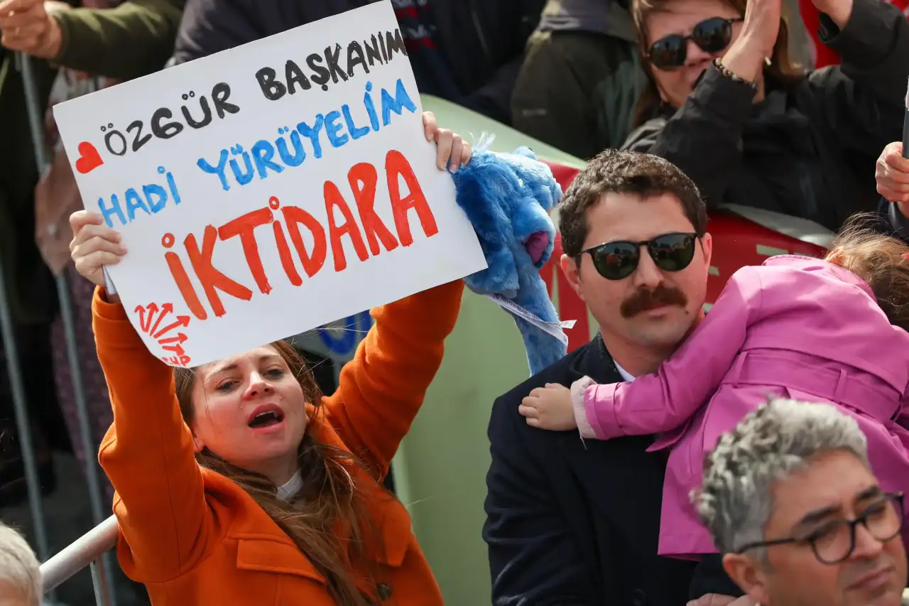 ozgur-ozelden-mugla-cikisi-mugladan-kepceyle-alip-cay-kasigiyla-veriyorlar