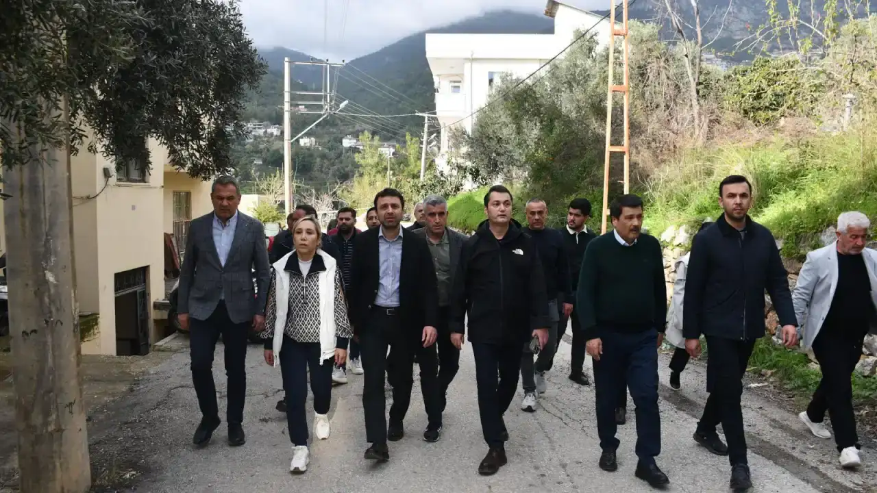 alanyada-meydana-gelen-toprak-kaymasi-sonrasi-inceleme-yapildi