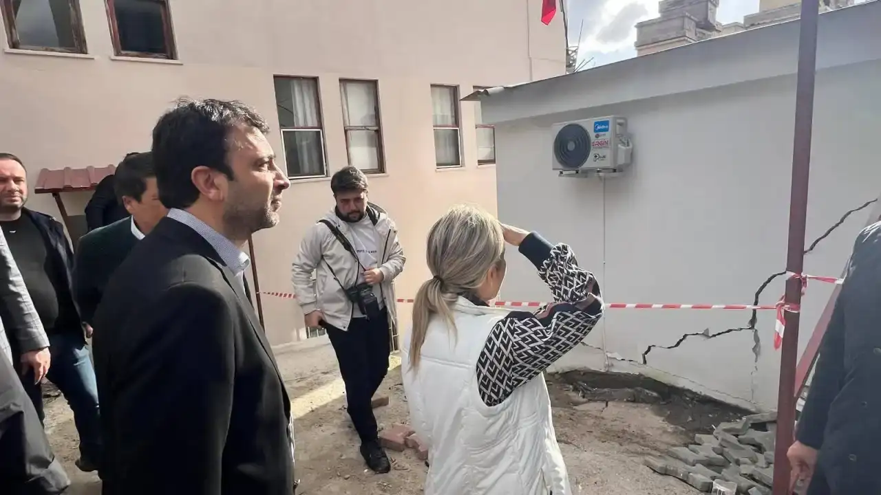 alanyada-meydana-gelen-toprak-kaymasi-sonrasi-inceleme-yapildi