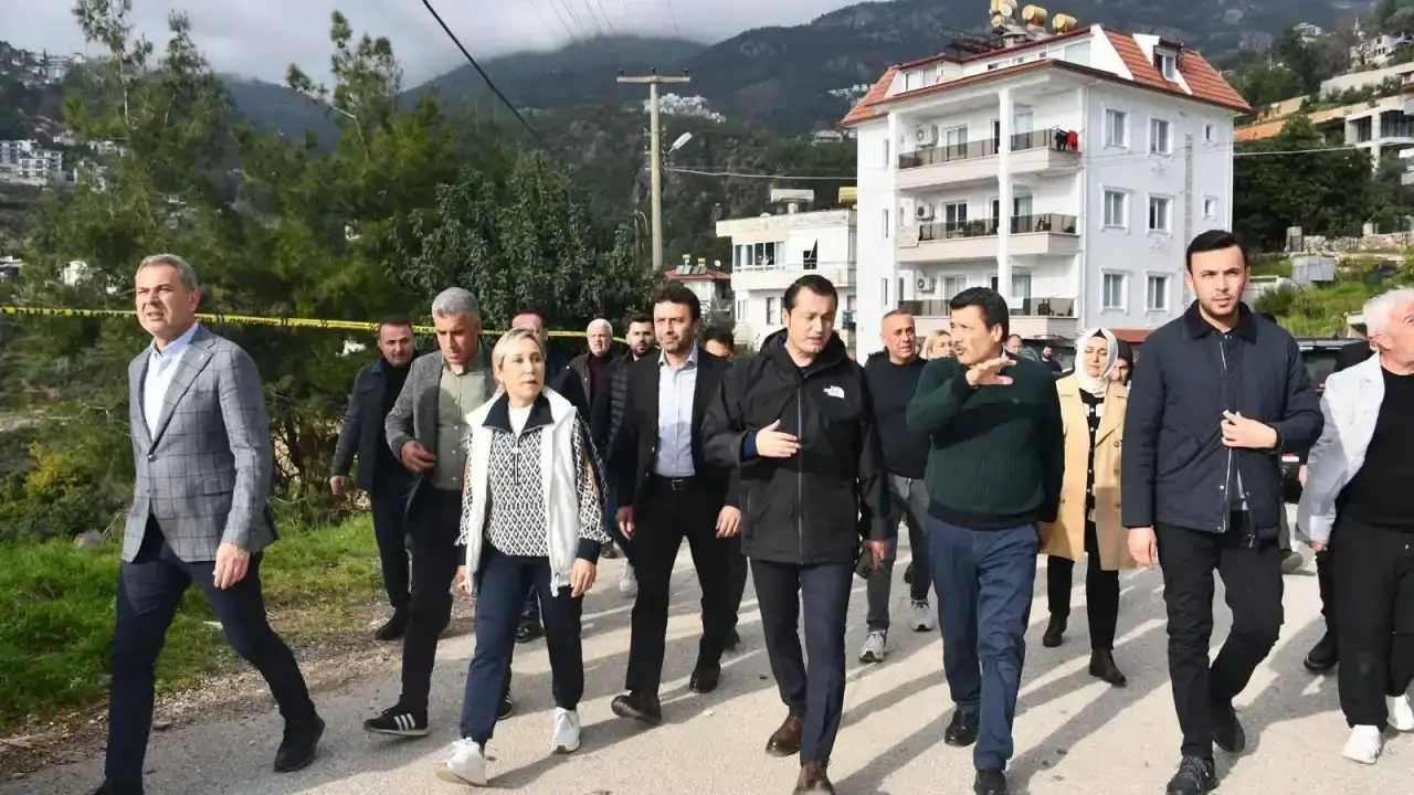 alanyada-meydana-gelen-toprak-kaymasi-sonrasi-inceleme-yapildi