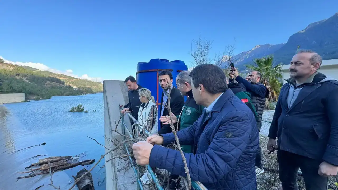 alanyada-meydana-gelen-toprak-kaymasi-sonrasi-inceleme-yapildi