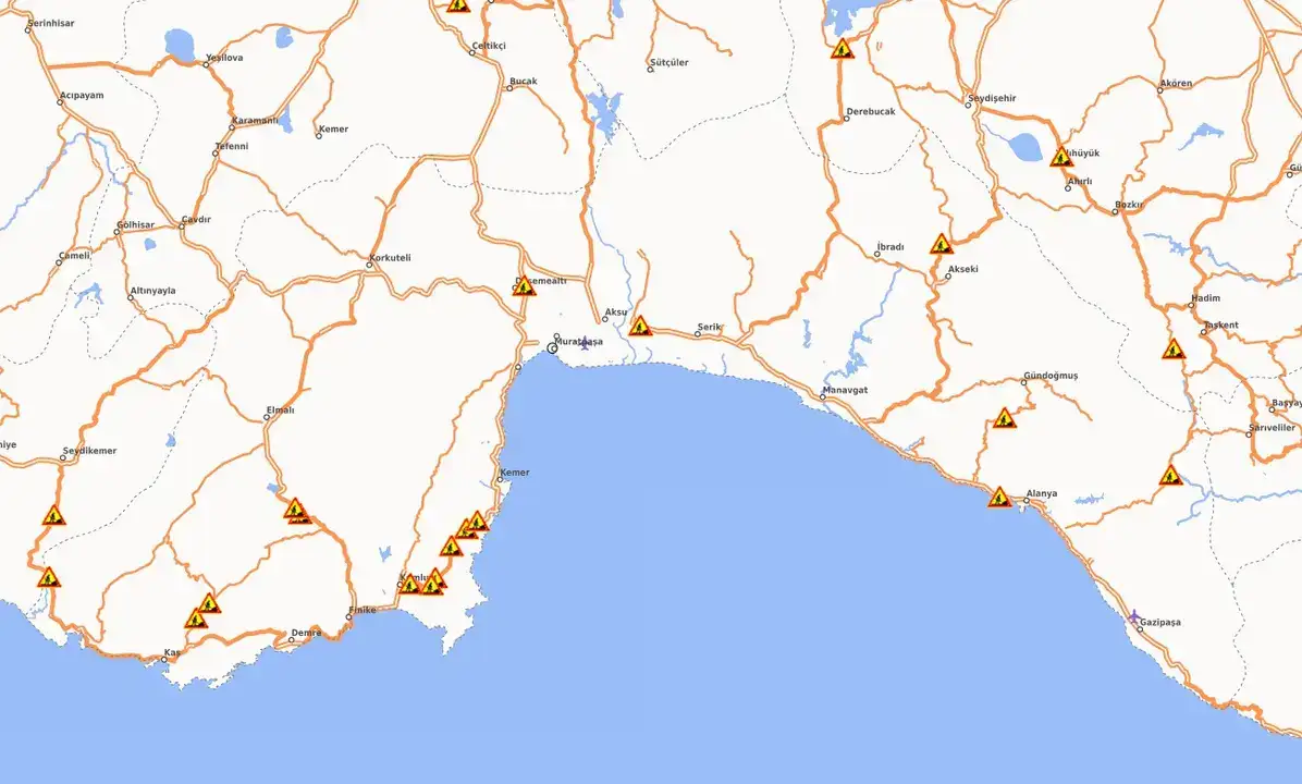 antalyada-yollar-alarm-veriyor-heyelan-ve-catlaklar-6-ilce-18-noktada-calisma