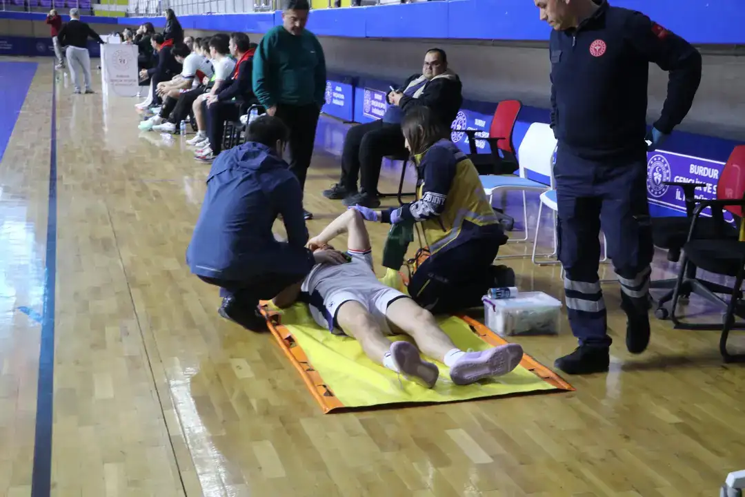 burdurda-hentbol-macinda-korkutan-sakatlik
