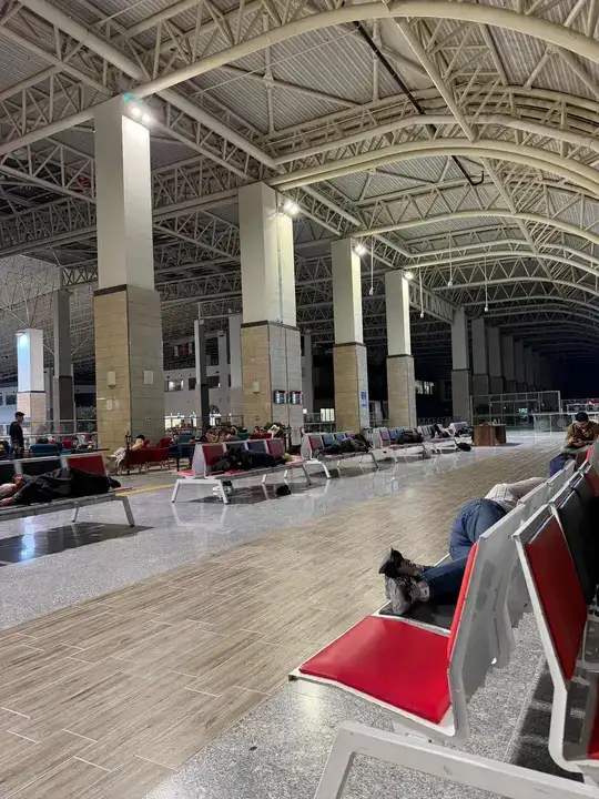 diyarbakir-antalya-7-saat-ucagi-kalkmadi-yolcular-apronda-tepki-gosterdi