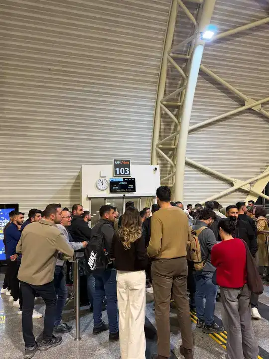 diyarbakir-antalya-7-saat-ucagi-kalkmadi-yolcular-apronda-tepki-gosterdi