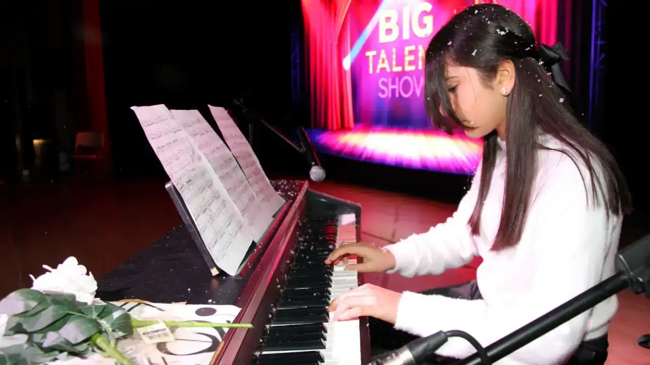 envar-okullari-30uncu-yilinda-yabanci-dil-vizyonunu-sahneye-tasidi