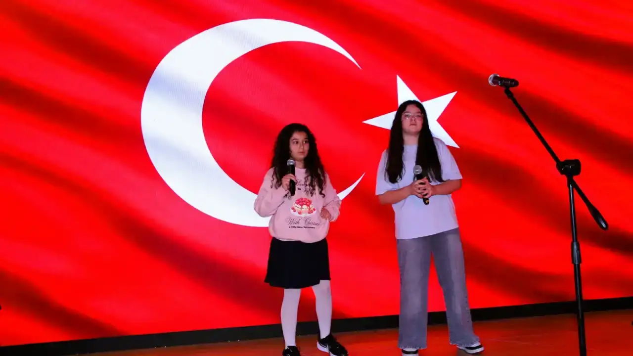 envar-okullari-30uncu-yilinda-yabanci-dil-vizyonunu-sahneye-tasidi