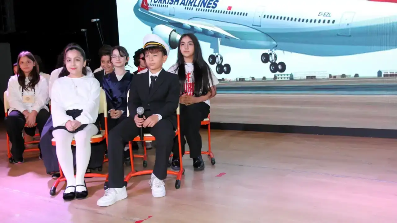 envar-okullari-30uncu-yilinda-yabanci-dil-vizyonunu-sahneye-tasidi