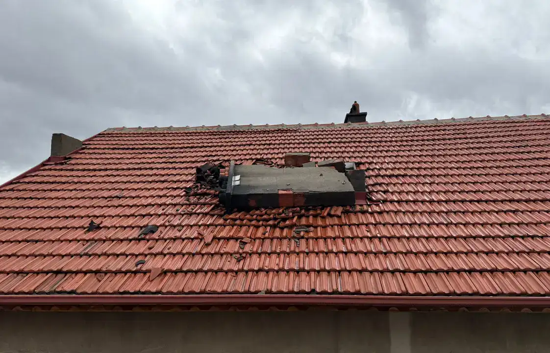 ispartada-firtina-minare-alemlerini-ucurdu-o-anlar-kamerada