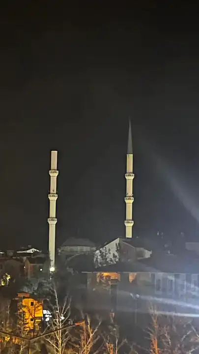 ispartada-firtina-minare-alemlerini-ucurdu-o-anlar-kamerada