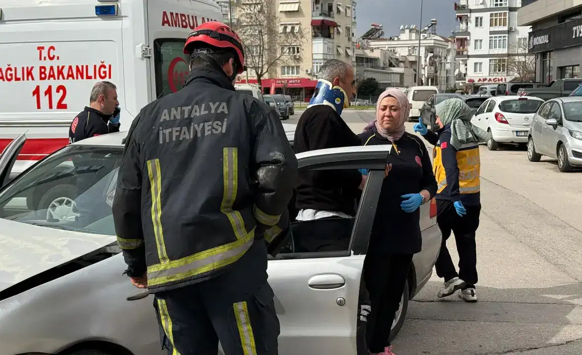 muratpasada-araclar-carpisti-ayni-aileden-3-yarali