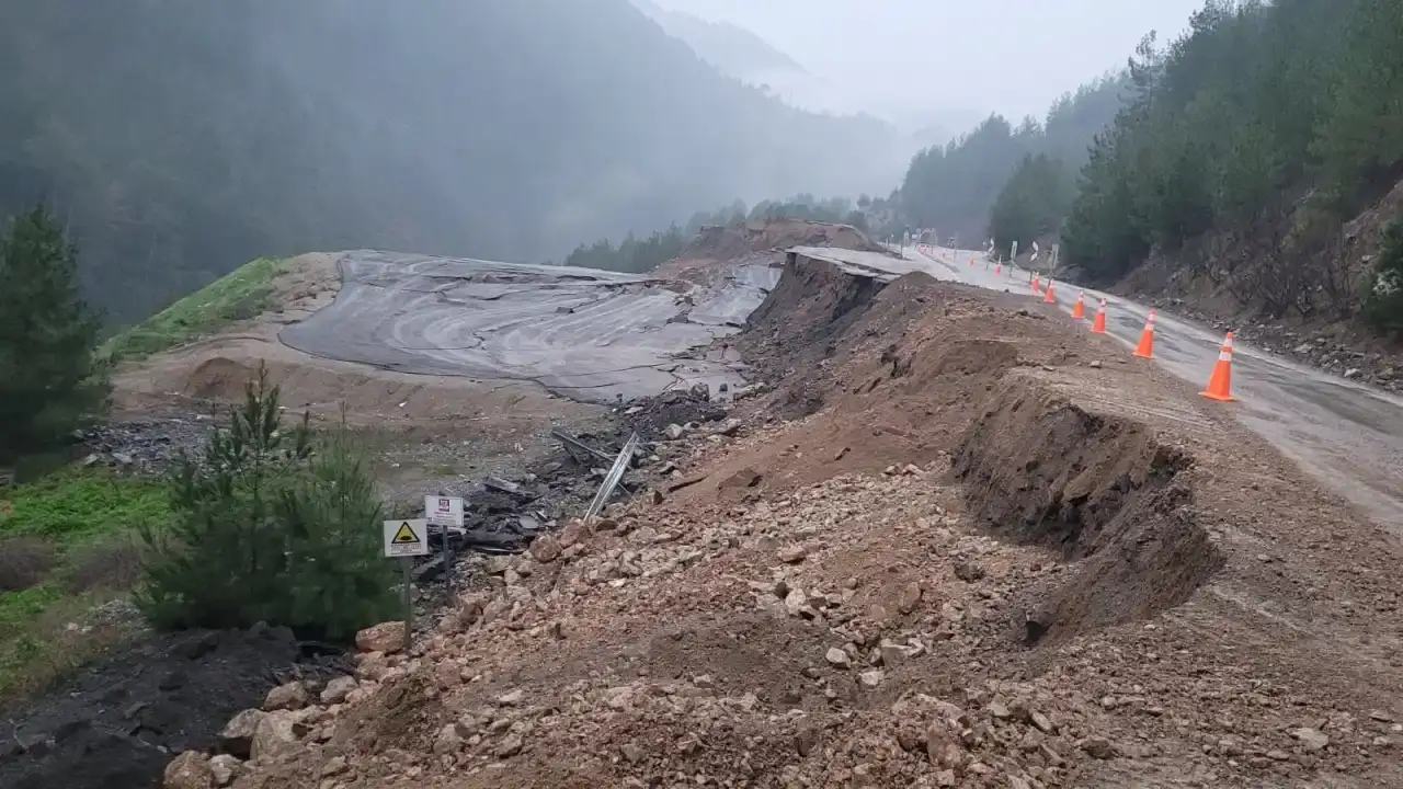 adanada-helikopter-pisti-ortadan-ikiye-ayrildi