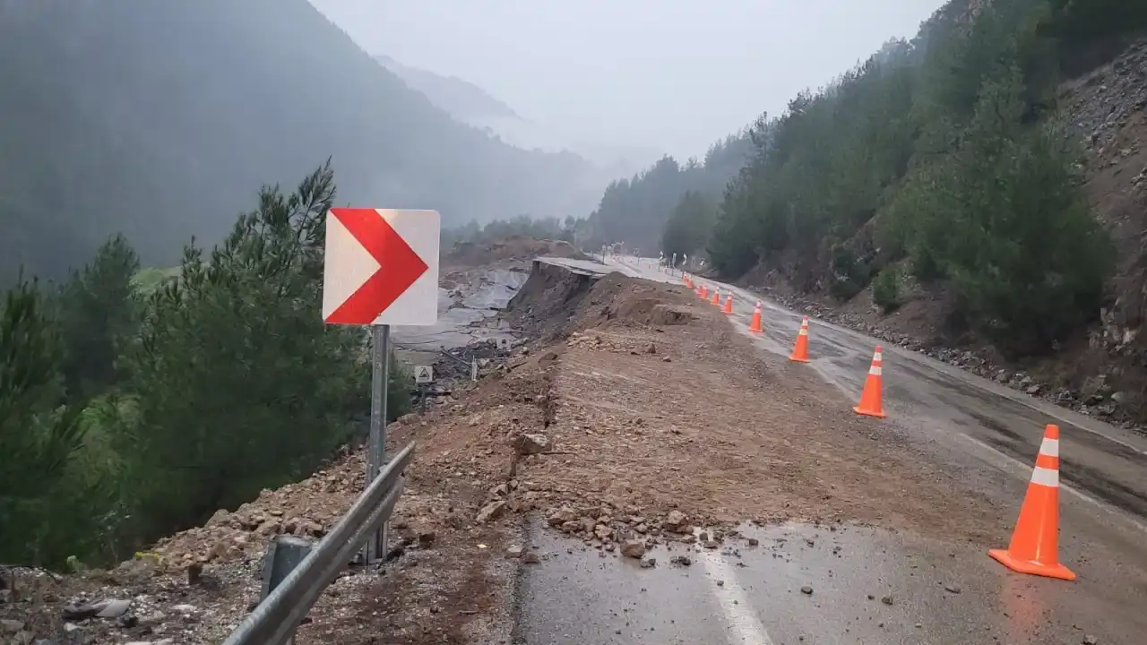 adanada-helikopter-pisti-ortadan-ikiye-ayrildi