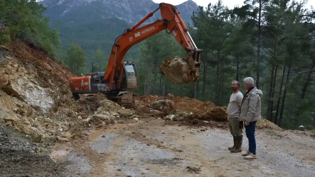 alanyada-firtinanin-biraktigi-izleri-ortadan-kaldirmak-icin-mudahale-suruyor