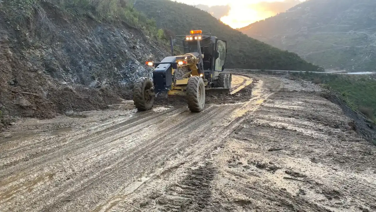 alanyada-firtinanin-biraktigi-izleri-ortadan-kaldirmak-icin-mudahale-suruyor