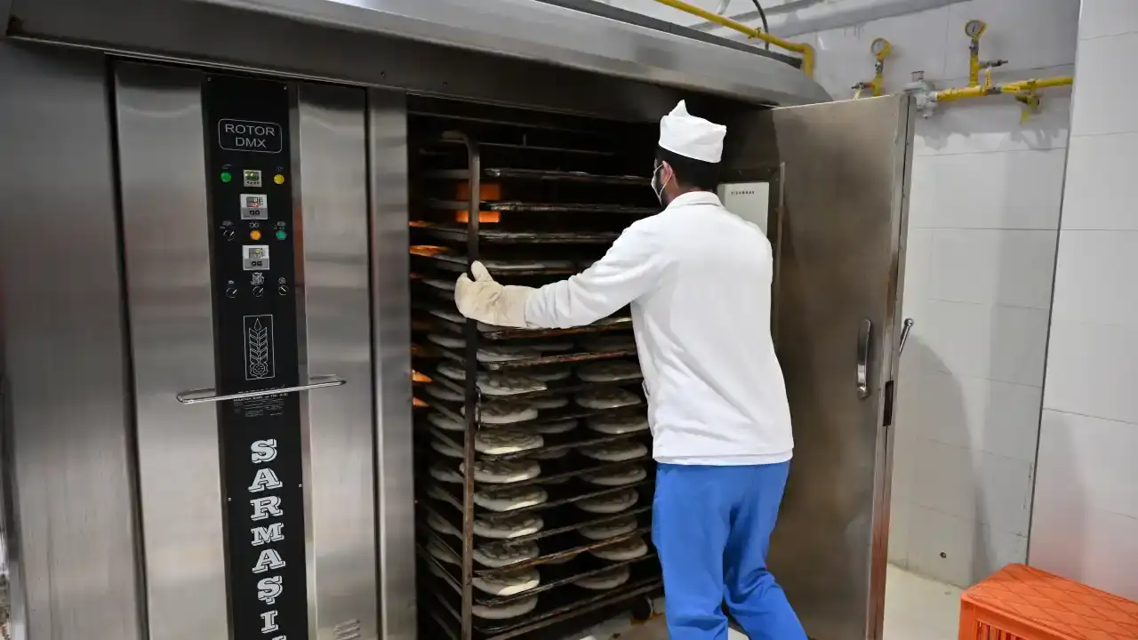 antalyada-halk-ekmek-pidesi-raflara-iniyor