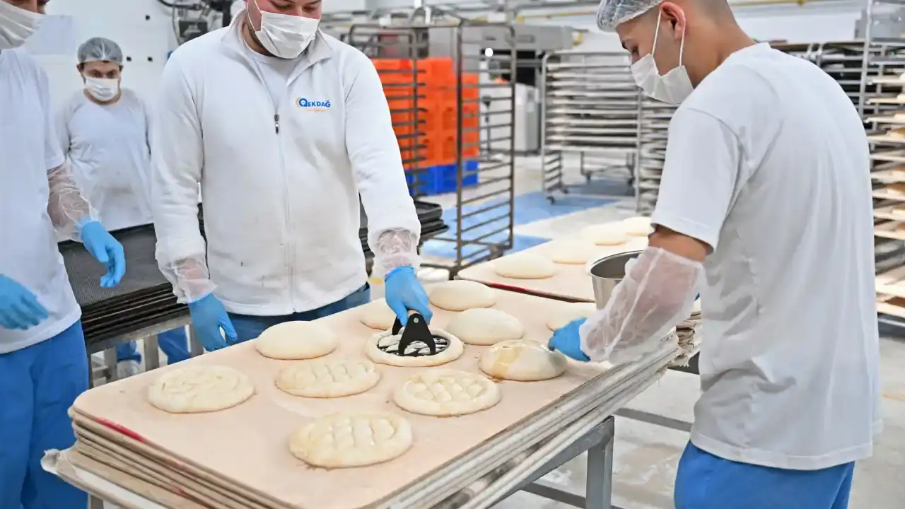 antalyada-halk-ekmek-pidesi-raflara-iniyor