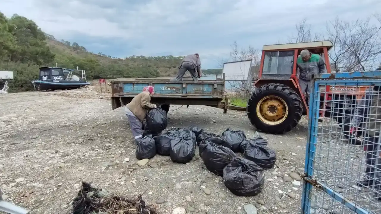 kemer-sahilinde-firtina-sonrasi-temizlik-mesaisi